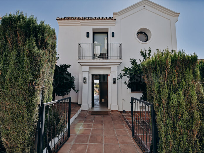 Beläget i den exklusiva gated community av Marbella Hill Club