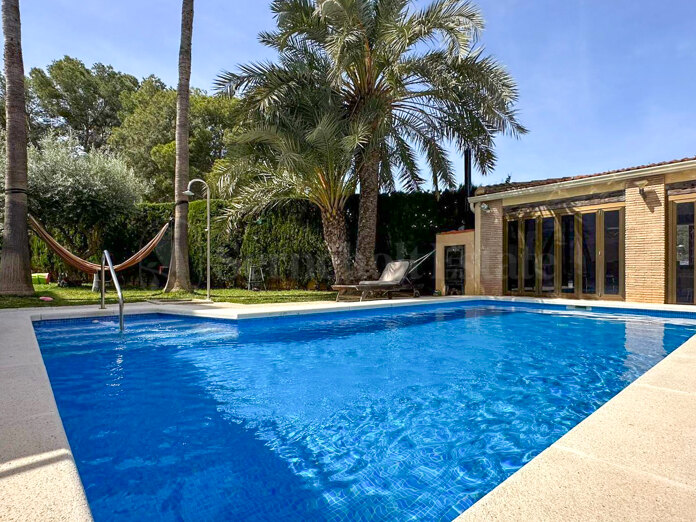 Villa independiente en venta en la prestigiosa zona de Los Balcones, Torrevieja – Amplia parcela, piscina privada y excelentes espacios exteriores