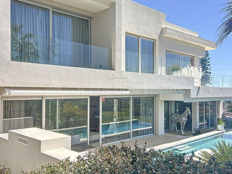 Contemporary Villa with Panoramic Sea Views and Elegant Mediterranean Living