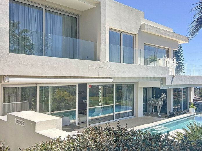 Villa contemporánea con vistas panorámicas al mar y estilo mediterráneo