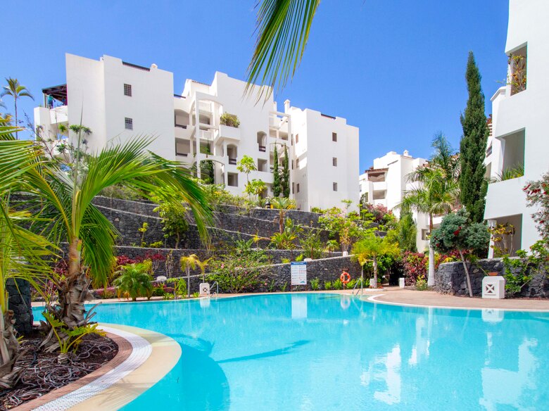 Large modern apartment with two terraces in exlusive complex