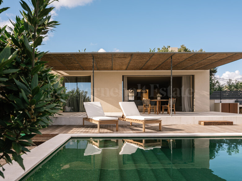 Elegant new townhouse with private pool