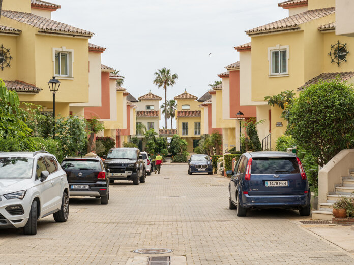 Reihenhaus am Strand in Garden Beach, Estepona – großes Renovierungspotenzial
