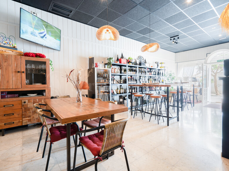 Bar till överlåtelse med hyresavtal – Drivande vinbar i centrala Estepona