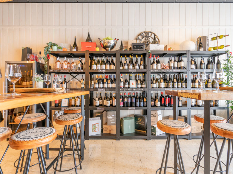 Bar for Transfer with Lease – Operating Wine Bar in Estepona Centre