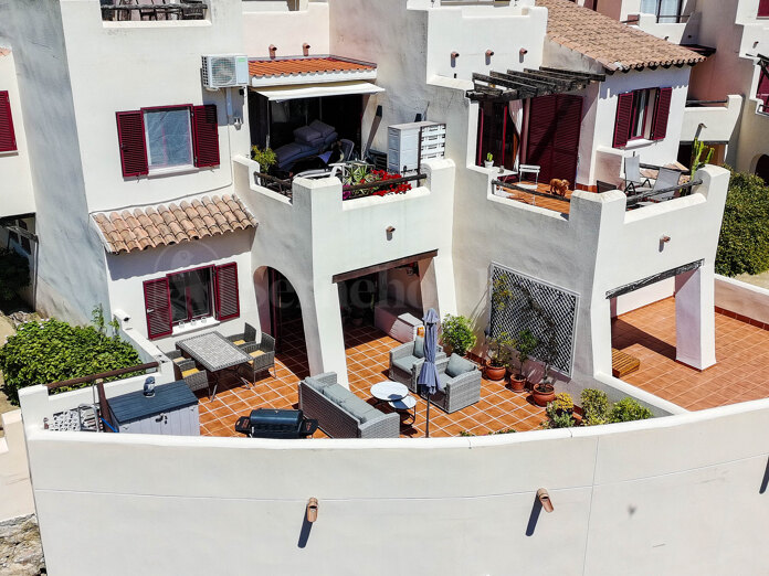 Apartamento en Planta Baja Elevada con Vistas al Mar y Gran Terraza Soleada en Bahía de Casares