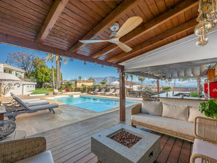 Una Villa Emblemática en La Duquesa con Vistas Panorámicas al Mar