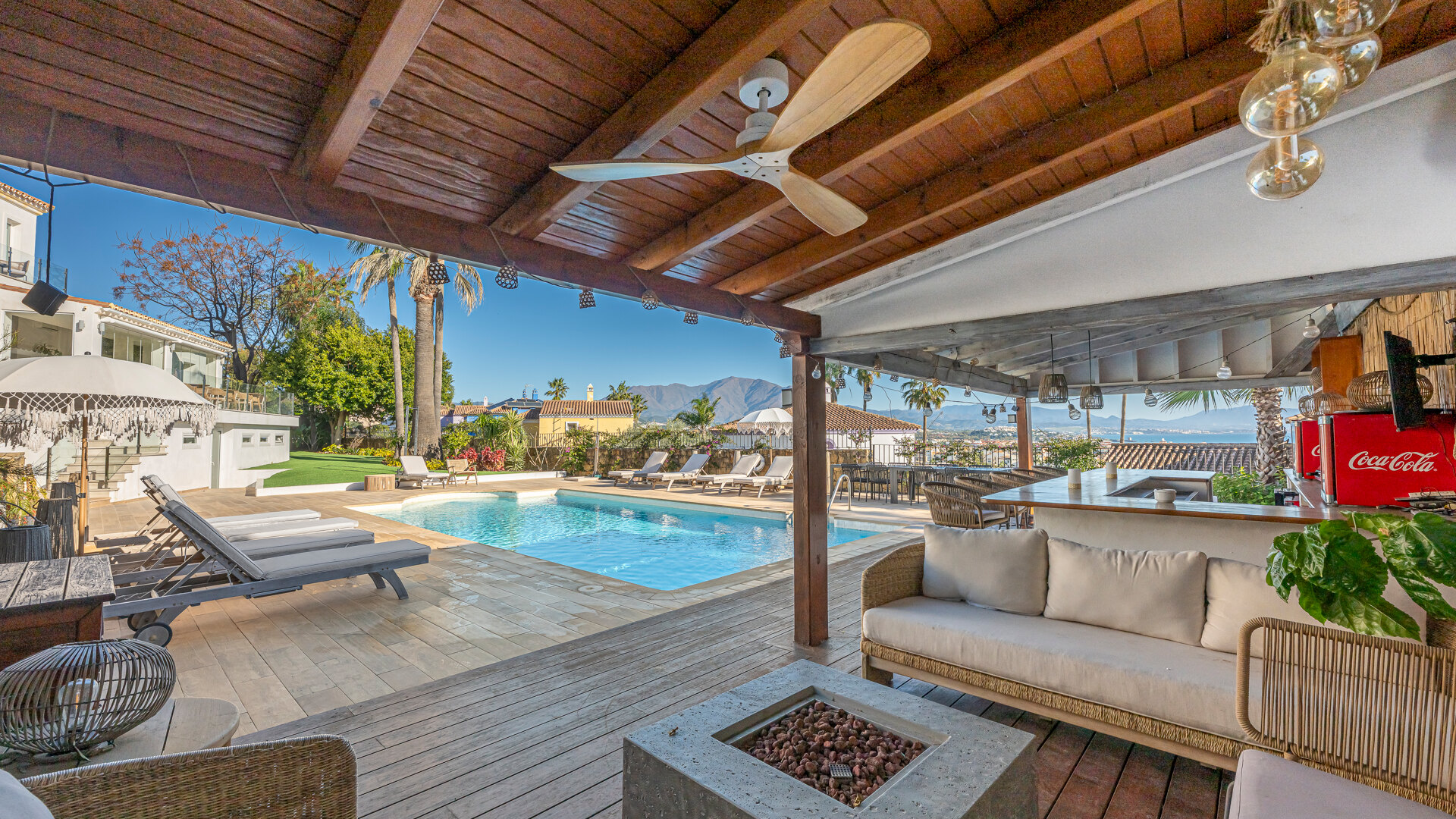 Una Villa Emblemática en La Duquesa con Vistas Panorámicas al Mar