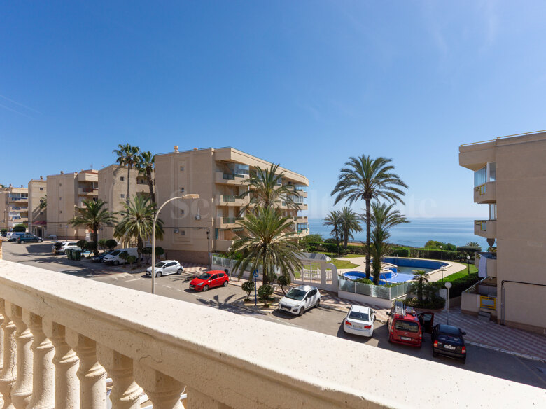 Charmantes spanisches Stadthaus mit Meerblick in Mil Palmeras