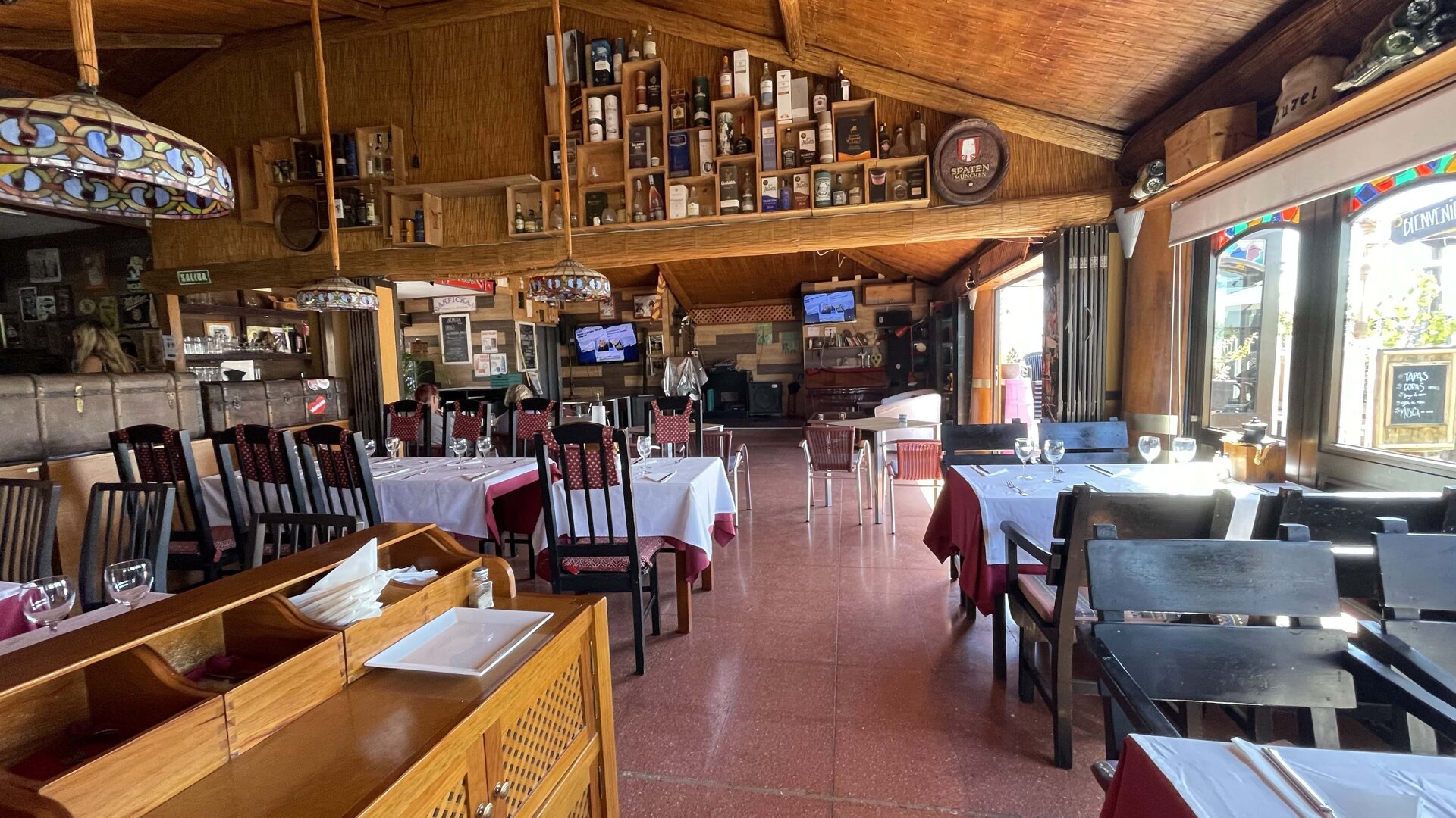 Famous rooftop restaurant with Seaview, long time clientèle in sunny Gran Canaria.