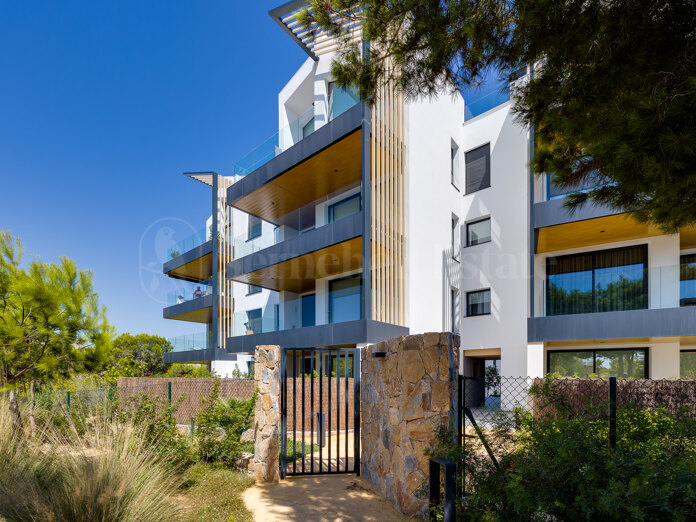 Modern Ground-Floor Apartment with Private Garden in Las Colinas Golf & Country Club