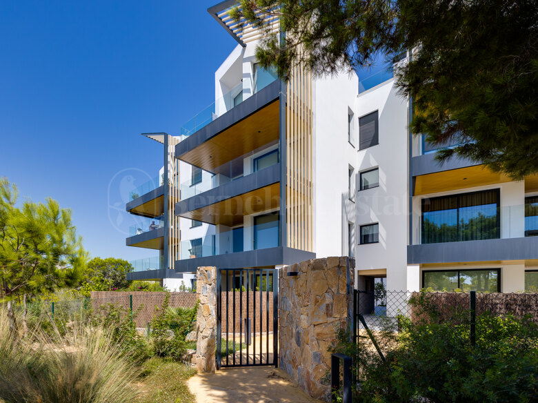 Modern Ground-Floor Apartment with Private Garden in Las Colinas Golf & Country Club