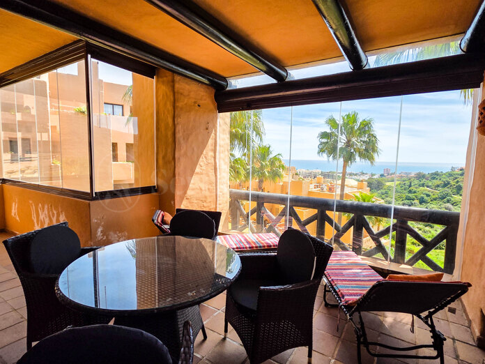 Apartamento Reformado con Vistas Panorámicas al Mar en La Duquesa