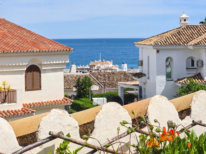 Duplex Penthouse with Partial Sea Views and Excellent Location in La Duquesa