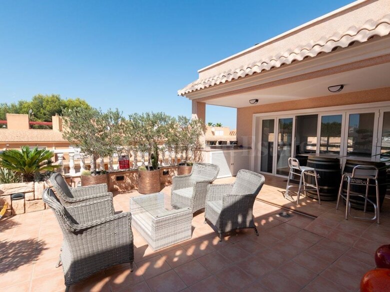 Spacious Apartment with Sunny Terraces and Flexible Living in Villamartín!