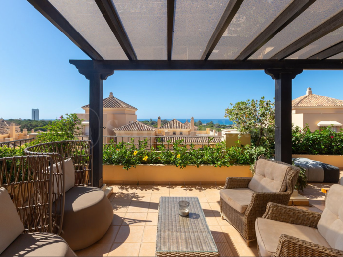 Fantastisk Duplex Takvåning med Hänförande Havsutsikt i Elviria.
