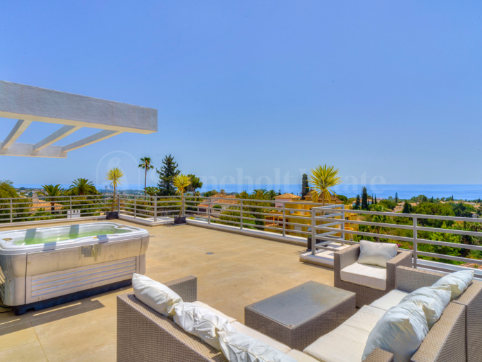 Impresionante villa contemporánea con vistas panorámicas al mar en El Rosario, Marbella Este
