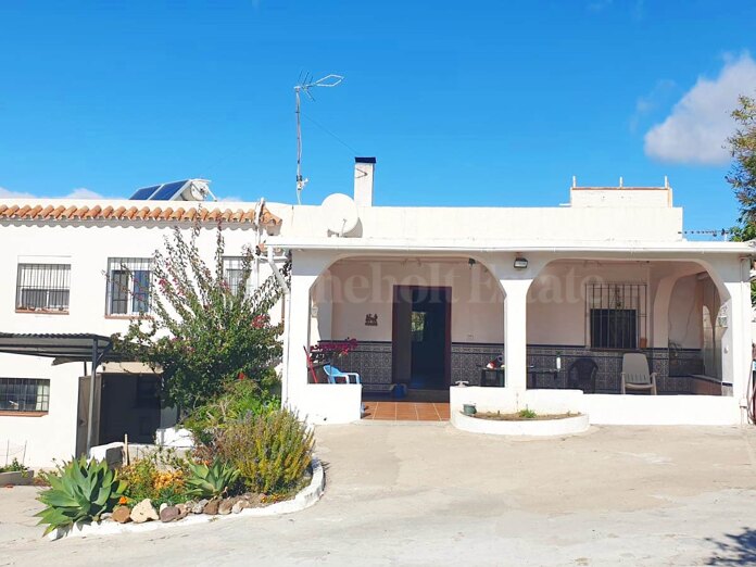 Casa rústica a buen precio con una gran parcela