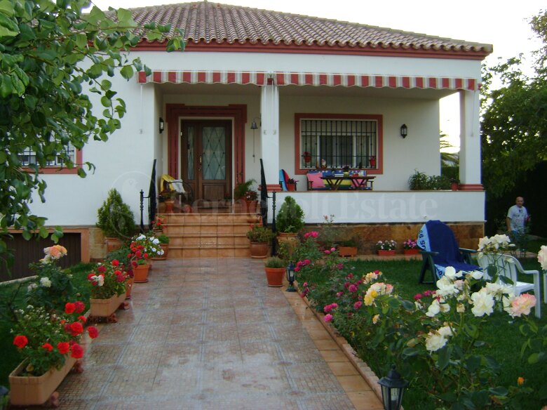 Chalet with Stunning Mountain Views – Just One Hour from Málaga Airport