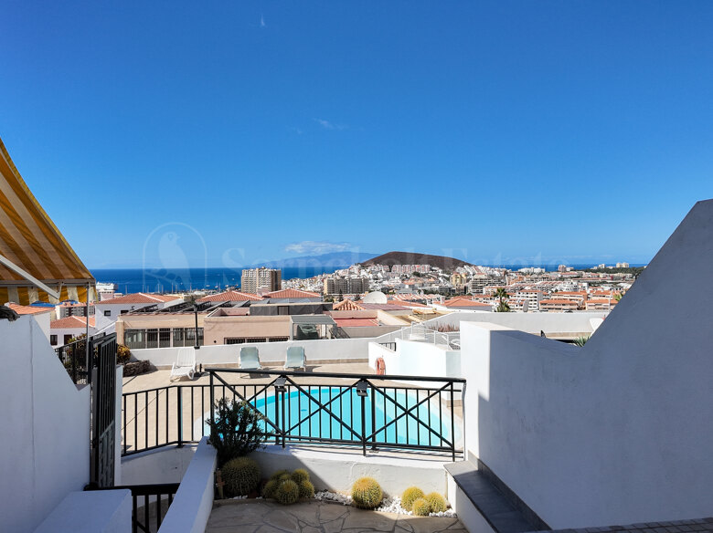 Versatile two-level apartment in Los Cristianos.