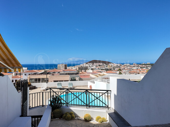 Versatile two-level apartment in Los Cristianos.