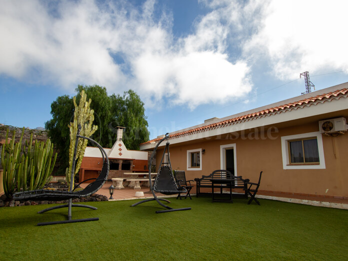 Se vende una villa con terreno en la zona de Taucho.