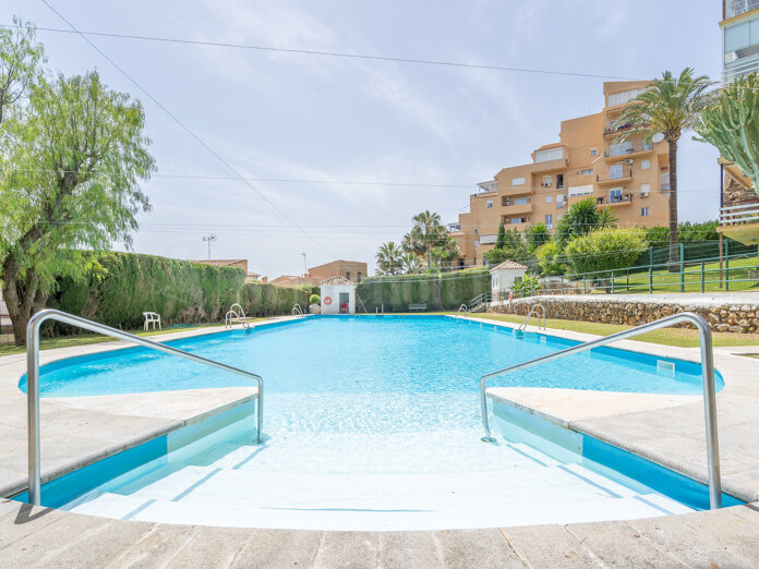 Amplio apartamento de 3 dormitorios en Estepona Puerto con piscina comunitaria y garaje