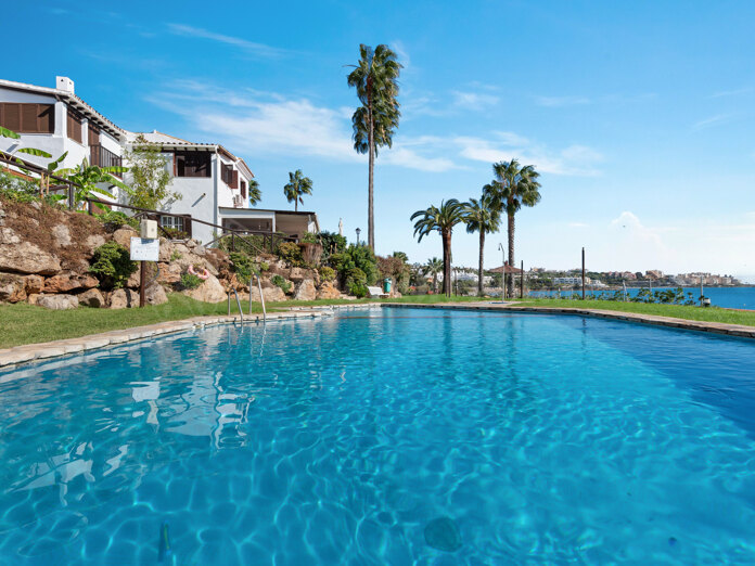 Townhouse, Estepona, väster, strandfront, första raden komplex, gemenskap pool, 2 sovrum