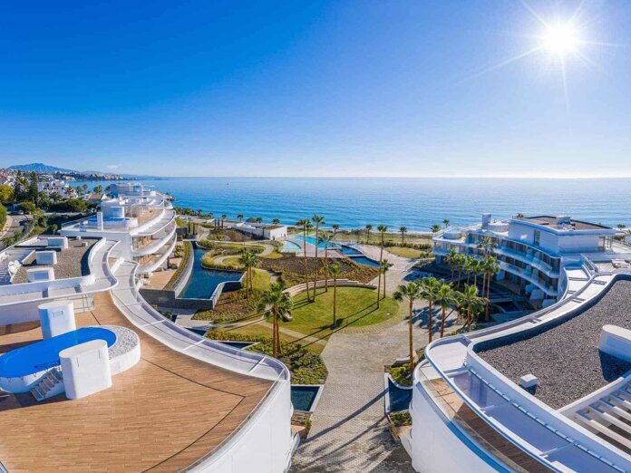 Lujoso apartamento frente a la playa con jardín privado