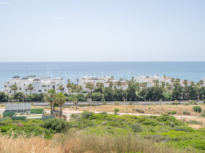 Amplia parcela con vistas al mar y la montaña en Bahía de Casares
