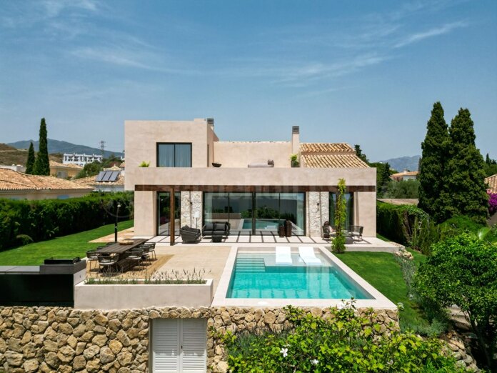 Villa minimalista de 4 dormitorios con vistas al mar en Paraiso Alto, Benahavís
