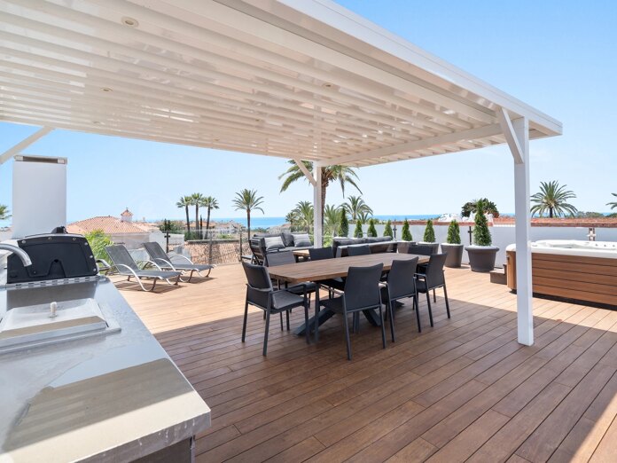 Elegante Villa Reformada en Ubicación Privilegiada de Nueva Andalucía