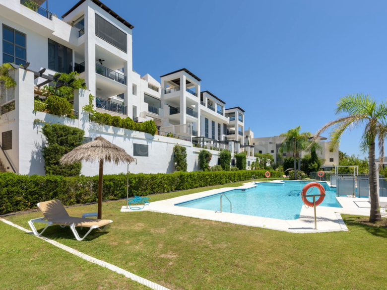 Ático Exclusivo con Vistas Panorámicas en Los Flamingos, Marbella