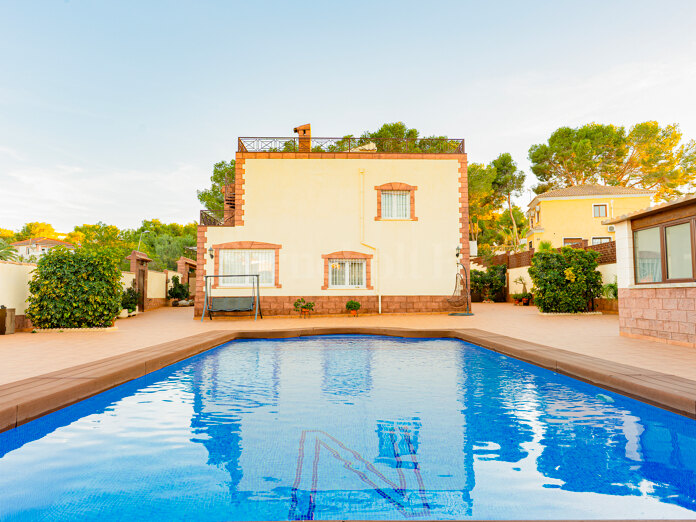 Geräumige Villa mit Gästeapartment in Los Balcones