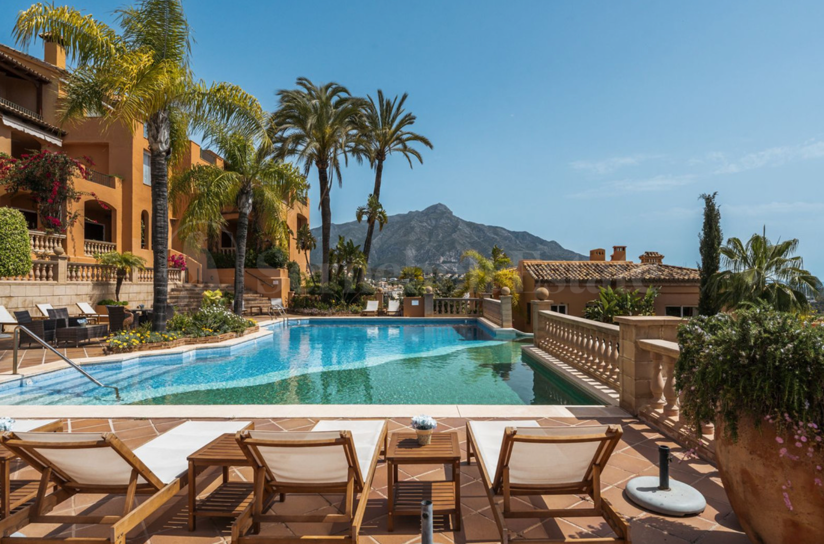 Apartment for sale in Nueva Andalucia, Marbella view