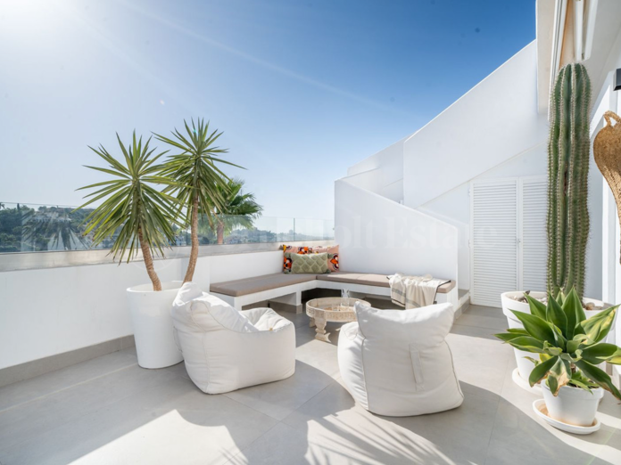 Moderno Apartamento Reformado con Vistas Panorámicas a la Montaña en La Quinta, Marbella