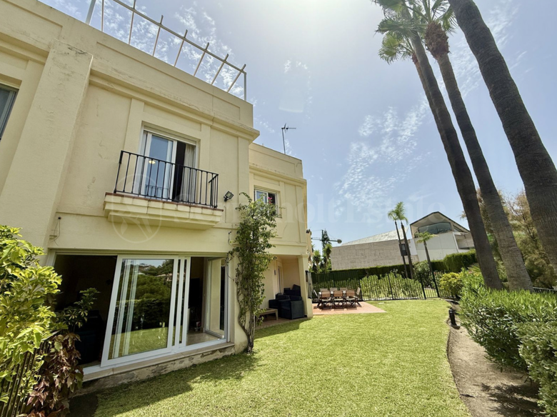 Elegant 4-Bedroom Townhouse with Panoramic Golf & Sea Views in La Quinta Hills, Benahavís