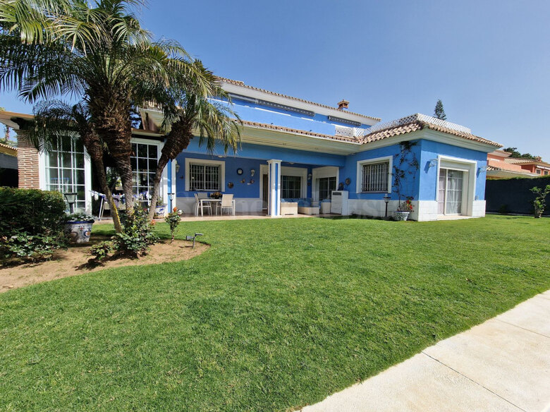 Villa close to the beach with private tennis court