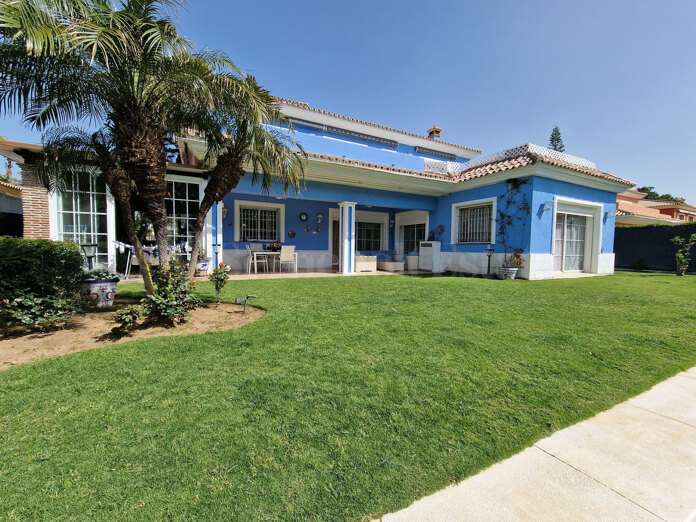 Villa close to the beach with private tennis court