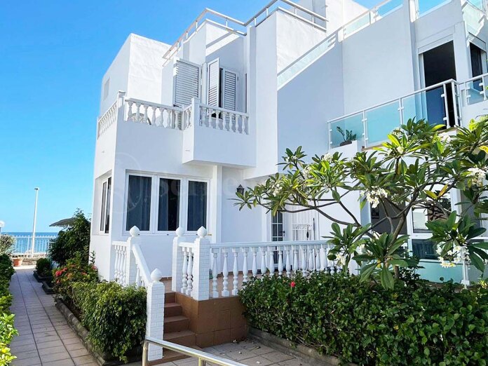Moderna casa de playa con terraza en la azotea