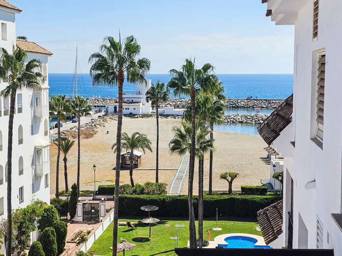 Amplio Apartamento de 1 Dormitorio en Complejo en Primera Línea de Playa