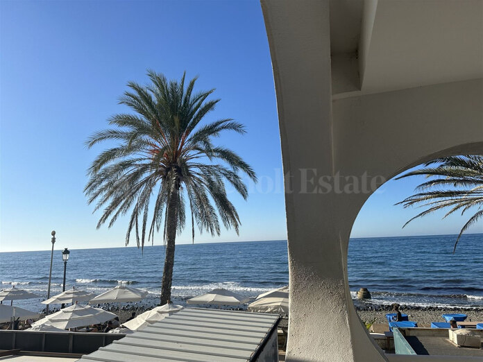Apartamento en Primera Línea de Playa con 2 Dormitorios – ¡Oportunidad de Inversión Única!