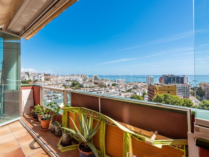 Ático dúplex de 4 dormitorios y 3 baños con vistas al mar