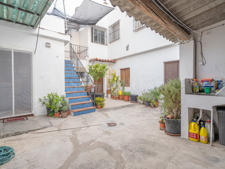 Large Townhouse with 6 Bedrooms in the Old Town of Estepona
