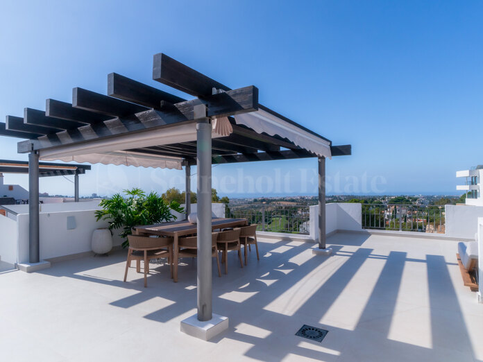 Elegante ático de dos plantas con piscina privada y vistas panorámicas – La Quinta, Benahavís