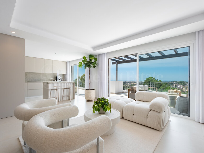 Elegant Two-Level Penthouse with Private Pool and Sweeping Views – La Quinta, Benahavís