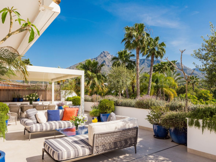 Exceptionell 4-Rumspenthouse i Två Plan på Marbellas Prestigefyllda Golden Mile – Totalrenoverad Lyxbostad på Gångavstånd till Puente Romano och Marbella Club