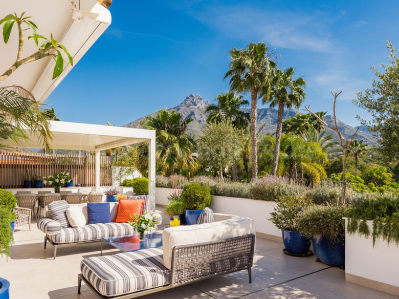 Exceptionell 4-Rumspenthouse i Två Plan på Marbellas Prestigefyllda Golden Mile – Totalrenoverad Lyxbostad på Gångavstånd till Puente Romano och Marbella Club