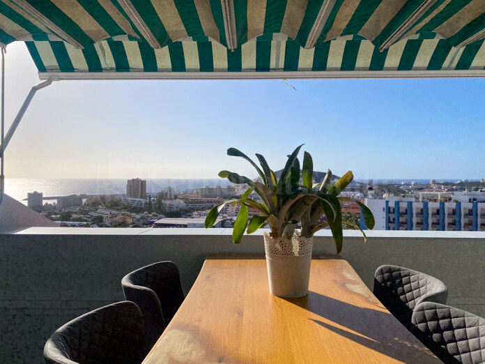 Modern duplex med havsutsikt i populära Los Cristianos
