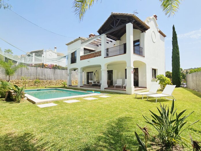3 bedroom frontline golf villa in Guadalobon, Estepona West